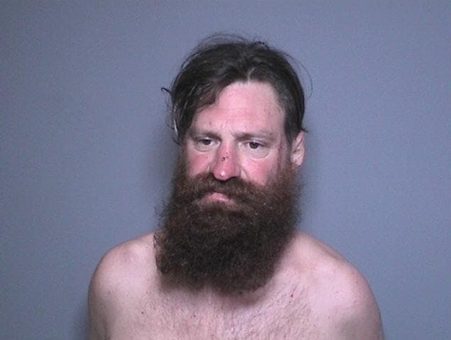 <b>Kyle Albert Winton - 40 años</b>
<br>
<b>Última dirección conocida:</b> Mission Viejo
<br>
<b>Historial criminal</b>: molestar a un niño, amenazas criminales para causar grandes lesiones corporales o la muerte, resistir a un oficial de paz, DUI y golpear y correr con daños a la propiedad
<br>
<b>Una violación de libertad condicional.</b>
<br>Liberado el 17/04/2020 después de cumplir 10 días de tiempo de crédito en una violación de libertad condicional, por no usar el monitor GPS, a pesar de que la sentencia mínima es de 180 días y se le ordenó reportarse durante el período de libertad condicional. Hasta el momento no se reporta.