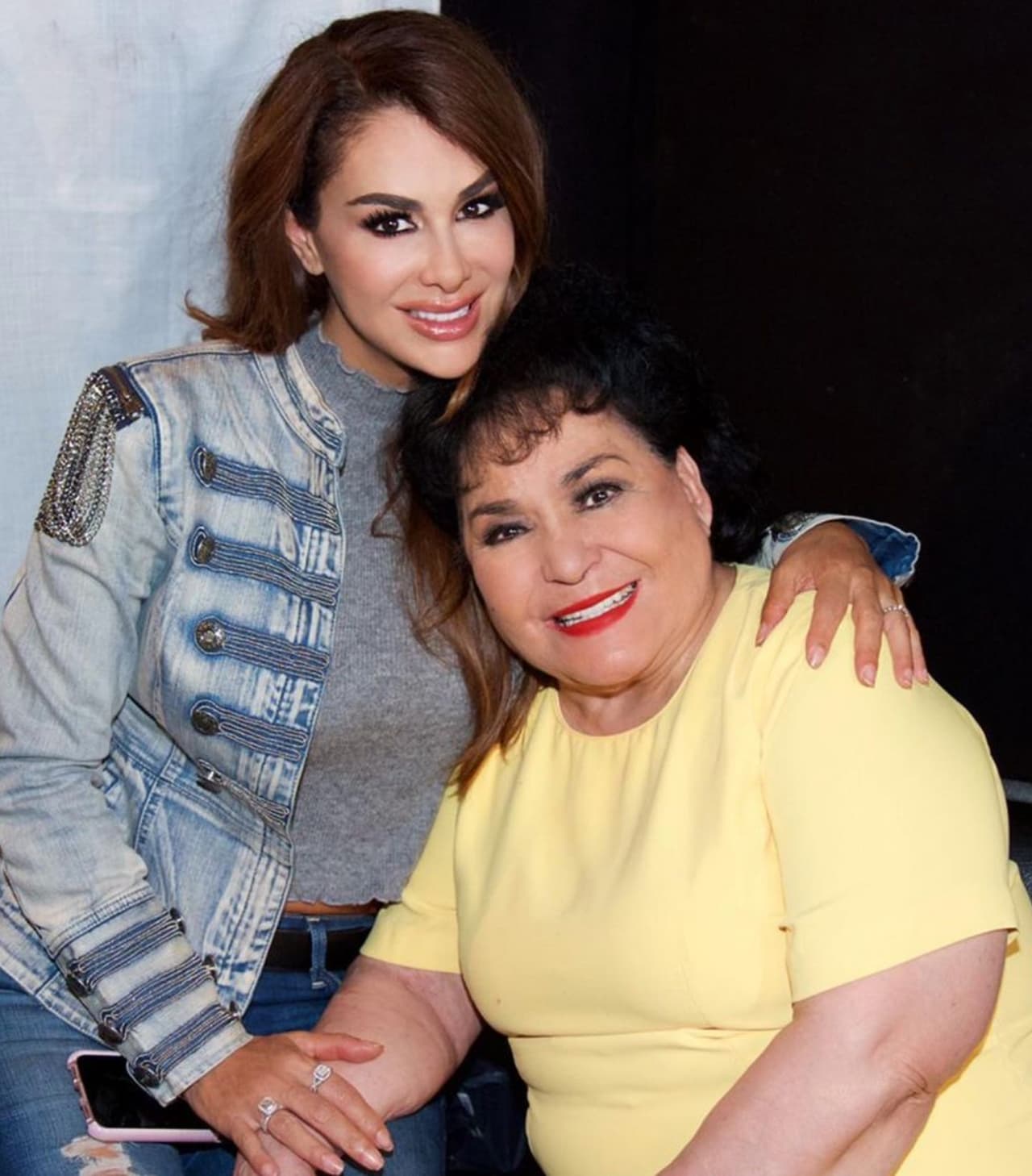 <b>Ninel Conde:</b> Se que esa sonrisa hoy brilla más que nunca porque te estás reencontrando con tu amado hijo que es el regalo más grande para una madre. Gracias por el amor de madre que me regalaste a mi y a tanta gente a tu alrededor; siento un profundo dolor y más por estar lejos físicamente de donde te van a despedir pero en el amor no hay distancia que impida despedirte como tú mereces… Hasta siempre mi guerrera Carmen Salinas