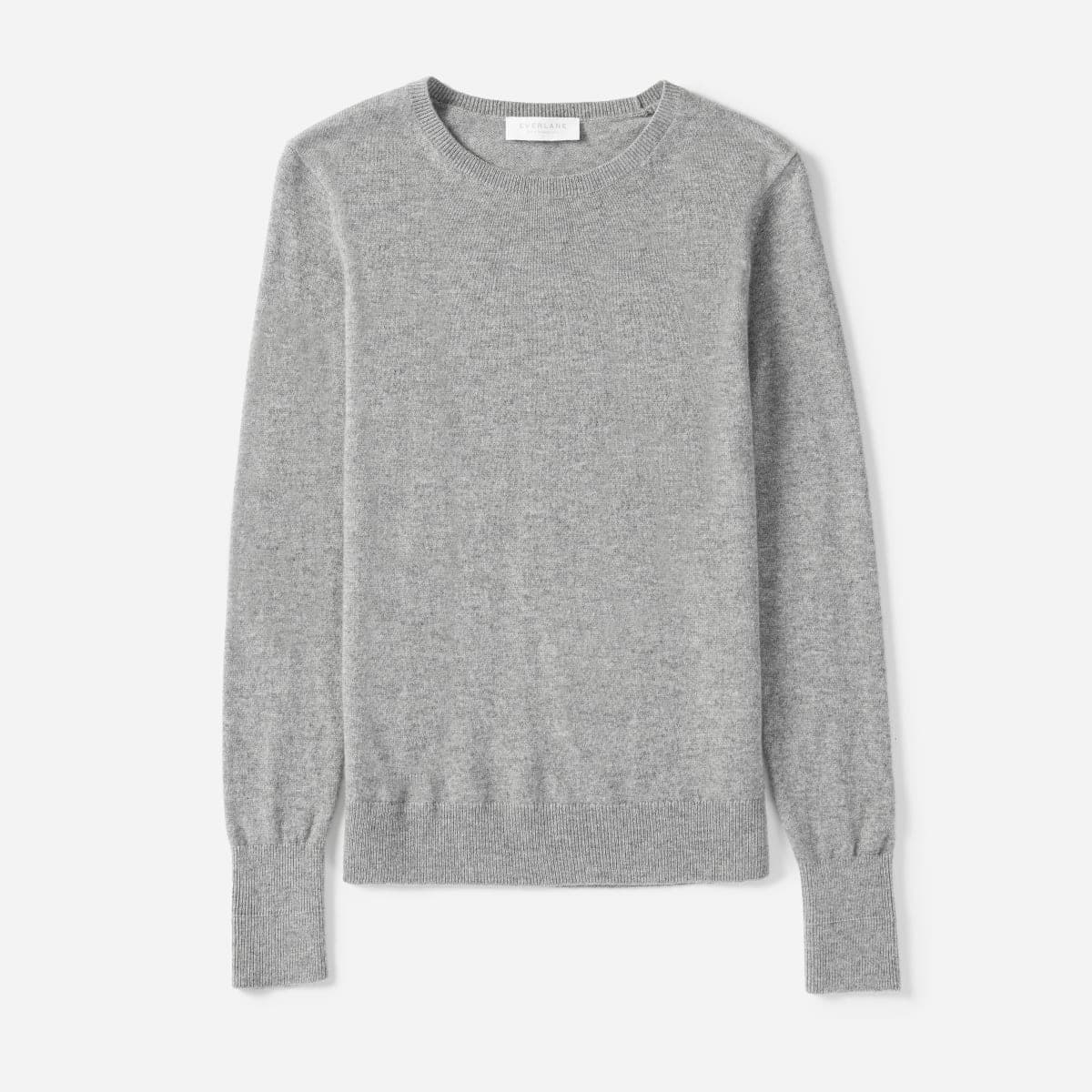 <b><a href="https://www.everlane.com/products/womens-cashmere-crew2-camel?collection=womens-sweaters" target="_blank">The Cashmere Crew</a> de Everlane.</b>
<br>
<b>Precio:</b> $100.
<br>Posicionada en el top de las 'buenas' marcas (por su compromiso con la sustentabilidad), Everlane tiene entre sus caballos de batalla este suéter confeccionado en cashmere grado A y puedes ver la fábrica en China desde su sitio web.
<br>