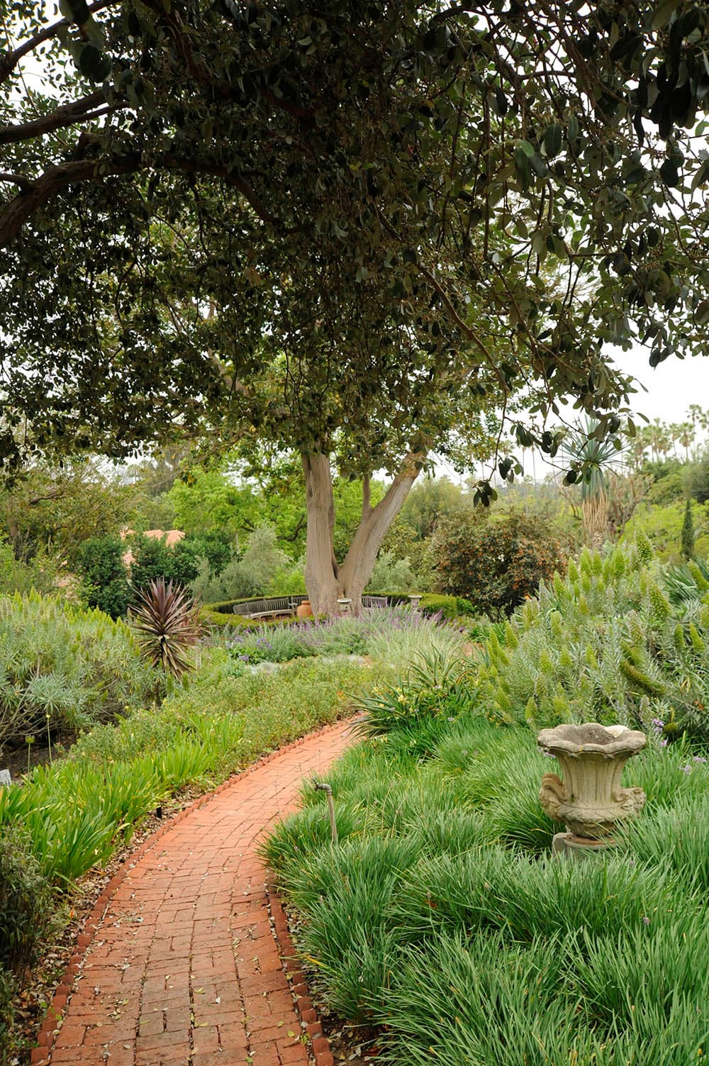 Debes reservar tu visita antes de ir. Ten en cuenta que la propiedad era una vivienda familiar, por lo que aunque tiene estacionamiento, los espacios son limitados.