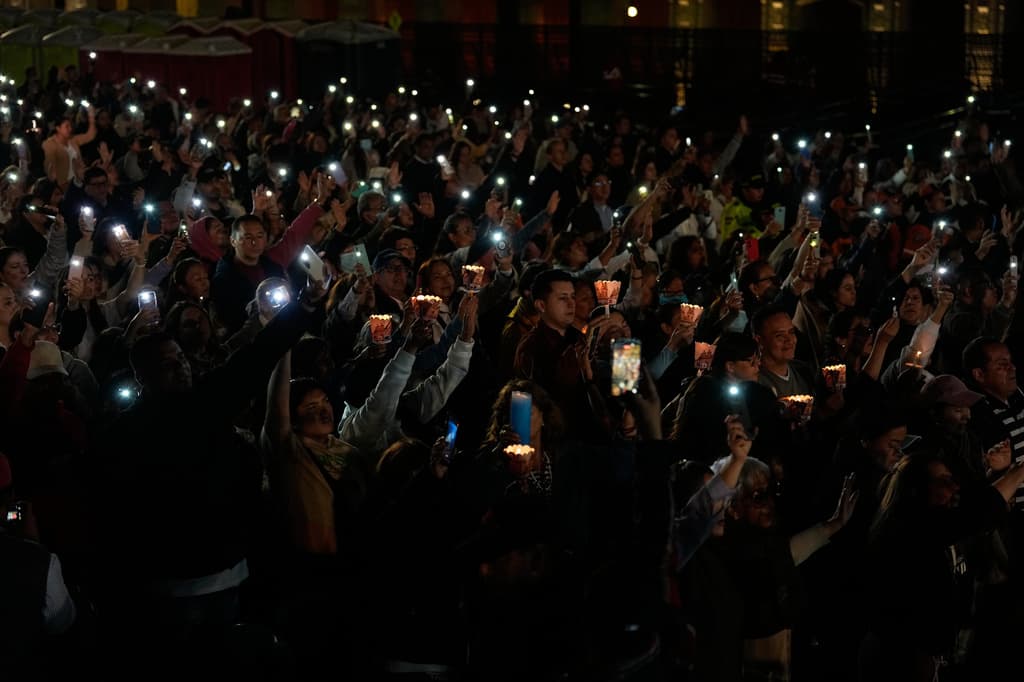 Personas asisten a una vigilia en honor a las víctimas del terremoto en la plaza Bolívar en Bogotá, Colombia, el viernes 28 de agosto de 2026. (Foto AP/Fernando Vergara)