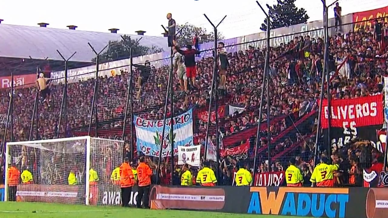 Violencia tras descenso de Colón en el estadio de Newell’s