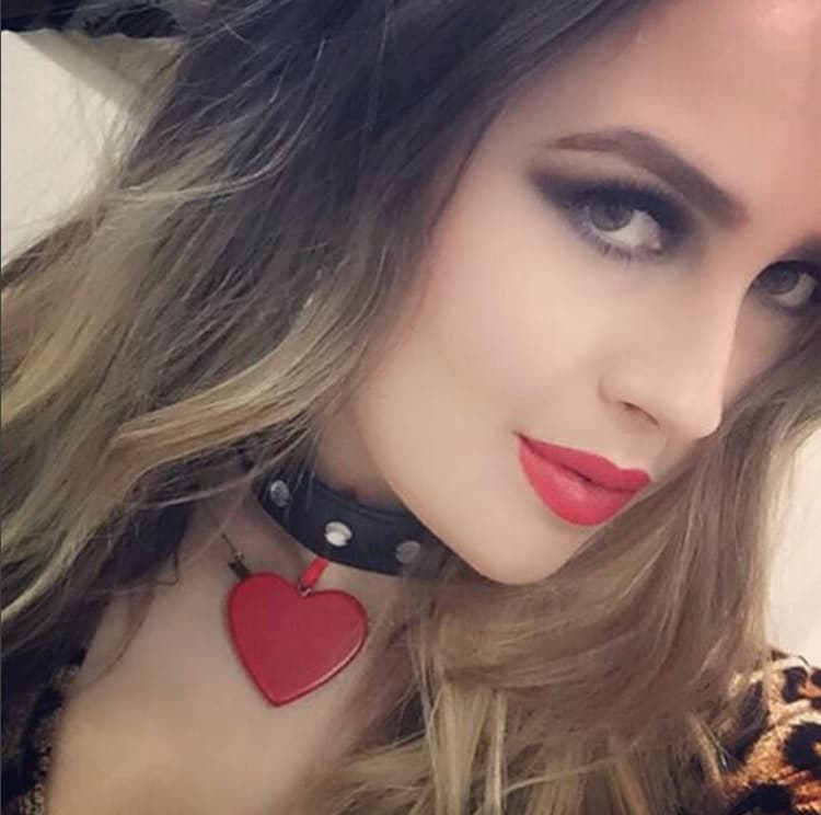 Larry está perdidamente enamorado de su actual pareja, aunque trata de darse el tiempo para convivir con sus pequeños.