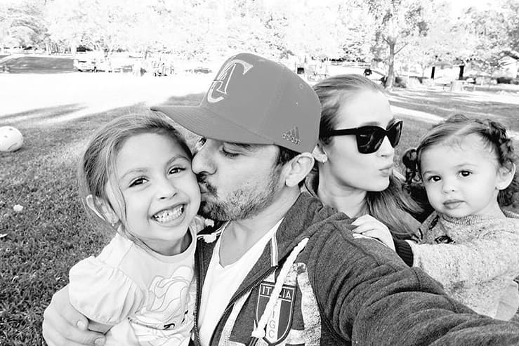 "Sé feliz a tu manera, porque la felicidad no es lo que te dicen los demás, sino lo que a ti te hace feliz porque ( Créanmelo )A veces se necesita pasar por lo peor para poder conseguir lo mejor".