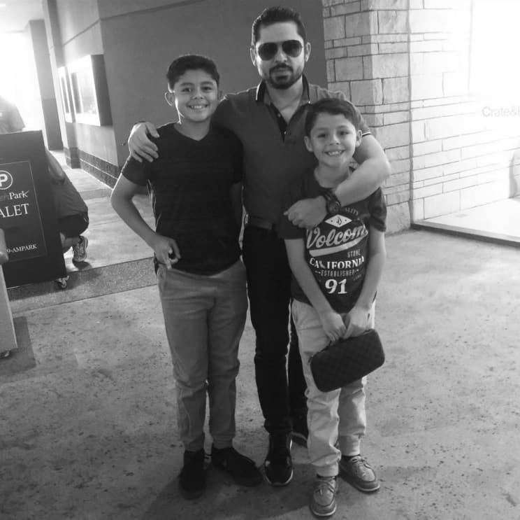 Larry Hernández trata de convivir con ellos todo el tiempo que puede, pues nos ha dejado claro que para él la familia es su mayor tesoro.