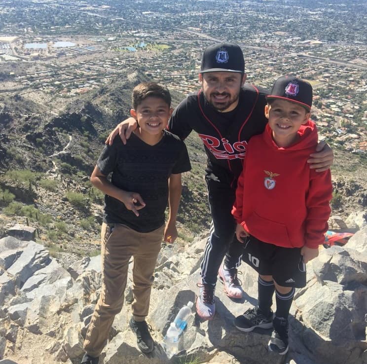 Como buen papá trata de motivar a sus hijos a ser mejores. Estos dos son sus príncipes.