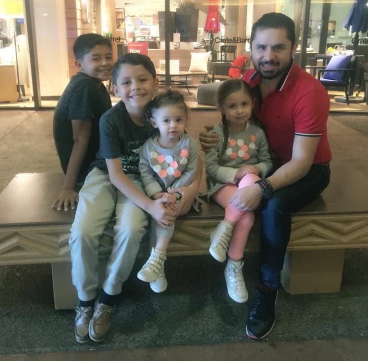 "La vida tiene muchas opciones, no tienes que escoger siempre la que parece mejor, sino la que te haga feliz", escribió el cantante.