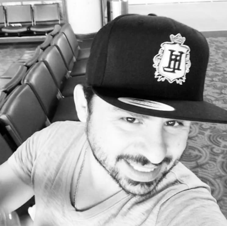 Así como lo vemos de sonriente, Larry ha enfrentado muchas cosas, pero una de las más difíciles siempre será desprenderse de sus hijos.