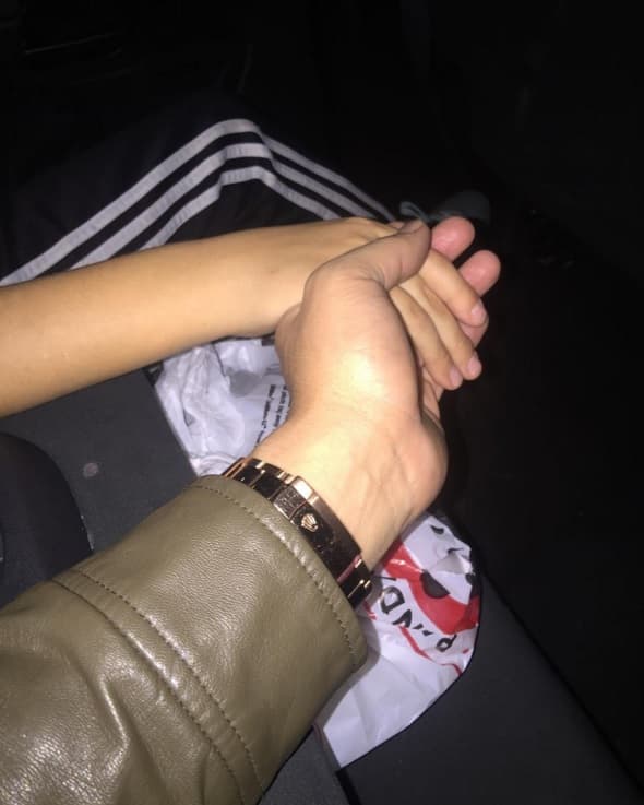 El cantante compartió esta tierna imagen sosteniendo la manita de su hijo.