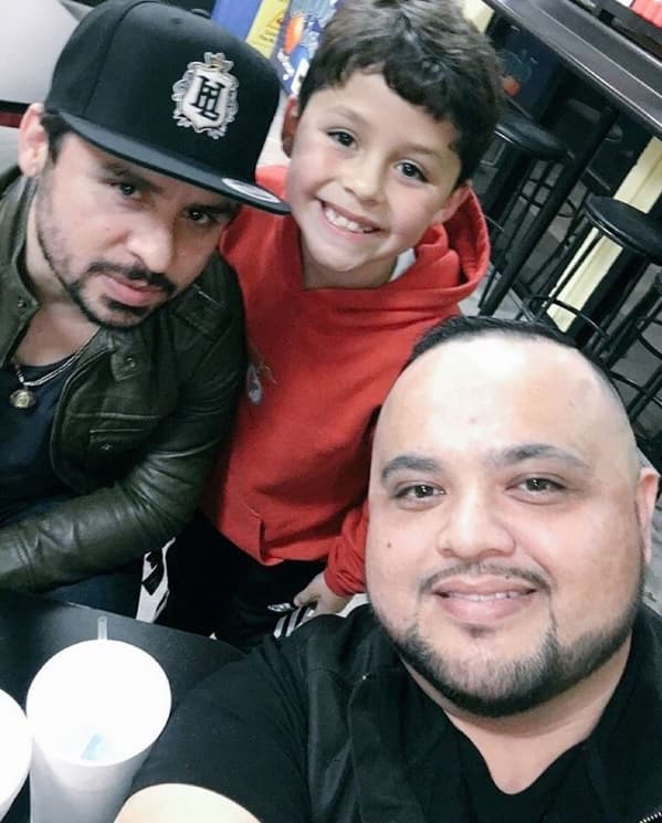 Se nota que es un padre muy consentidor que ama por igual a sus pequeños.