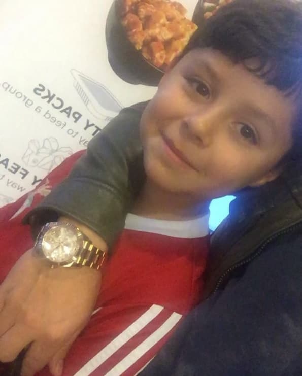 Larry Hernández escribió en su red social: "La despedida siempre es la más Dura , ojalá Dios me permita regresar con ustedes Pronto. ( la mano es de mi Hijo Sebastian )".