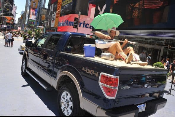 Al siguiente día decidió quedarse solo con los calzoncillos, las botas, su guitarra y el sombrero.