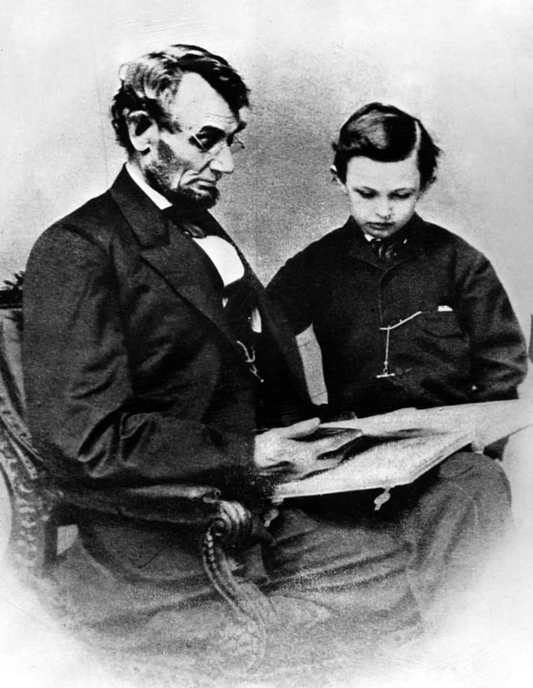 Tristemente, 
<b>William Wallace Lincoln</b>, el hijo del presidente Abraham Lincoln, murió el 20 de febrero de 1862 a los 11 años, al parecer de fiebre tifoidea. Una terrible tragedia que sin duda marcó la vida de Lincoln y su esposa.