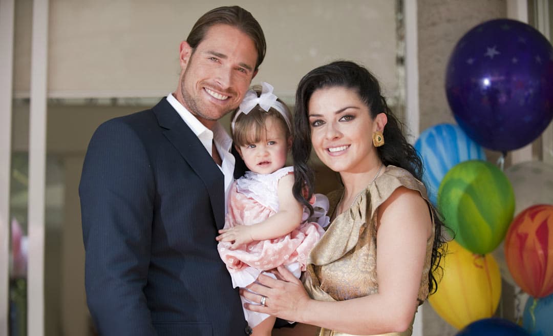 Roberto (Sebastián Rulli) y Regina (Lidia Ávila) eran un matrimonio feliz con una pequeña niña de nombre Renata.
