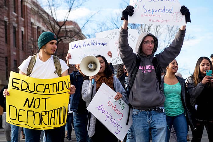 Estudiantes de la universidad del estado de Washington pidiendo a los directivos que acepten la transición en campus santuario