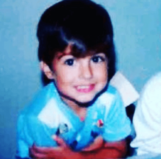 Su nombre completo es Juan Pablo Gil Almada y nació el 16 de noviembre de 1989 en Culiacán, Sinaloa.