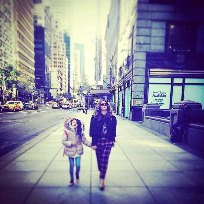 "
<b>Sufrí mucho al principio</b> porque luego falla internet o hay que bajar aplicaciones, pero al final uno aprende", contó a 
<a href="https://www.eluniversal.com.mx/espectaculos/pienso-sacar-mis-hijas-de-la-escuela" target="_blank">El Universal</a>. 
<br>