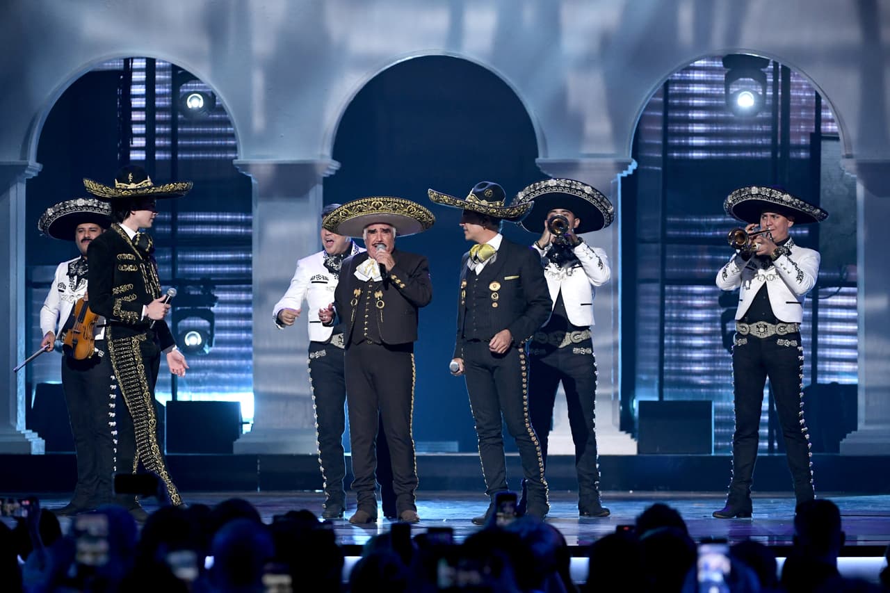 Una vez que terminaron su interpretación, el público pidió a gritos "otra, otra" a los miembros de la dinastía Fernández.