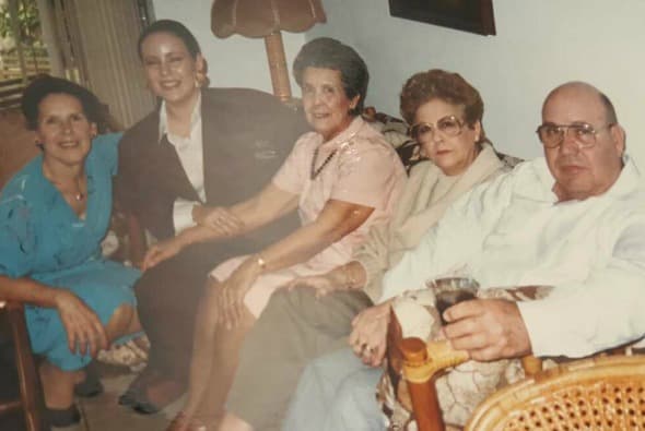 Luisa con sus padres y sus tías