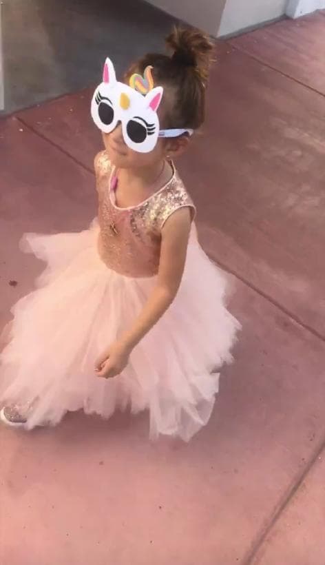 Alan Tacher y Cristy Bernal están encantados de tener en casa a una niña segura de sí misma. Ella tiene mucho estilo y hasta para una salida al cine viste con glamour.