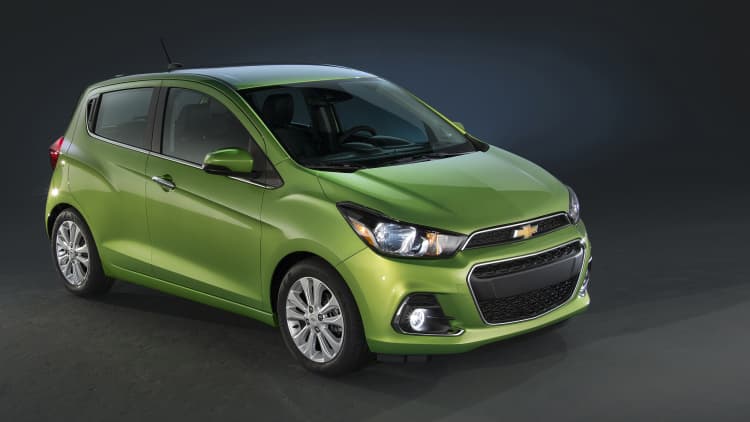 Su motor es de cuatro cilindros en línea, genera 98 caballos de fuerza, y en su interior lleva algunas características que intentan amortizar y darle valor a los dólares que se pagan por él: Bluetooth, conectividad Android, y apoyabrazos.