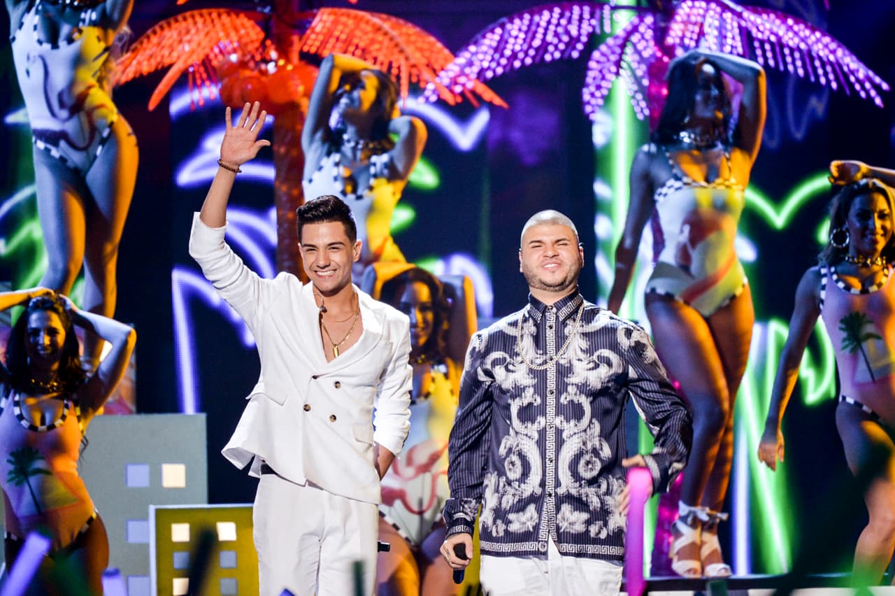 Luis Coronel junto a Farruko hicieron bailar al público con el estreno mundial del tema ‘No voy a dejar’.