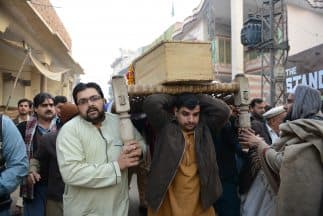 Pakistán despide con un funeral masivo a algunas de las casi 150 víctimas que fallecieron el martes en la escuela de Peshawar.