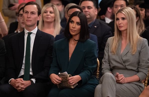 Kardashian ocupó un lugar en primera fila del evento, junto a Ivanka Trump, hija del presidente, y su esposo Jared Kushner.