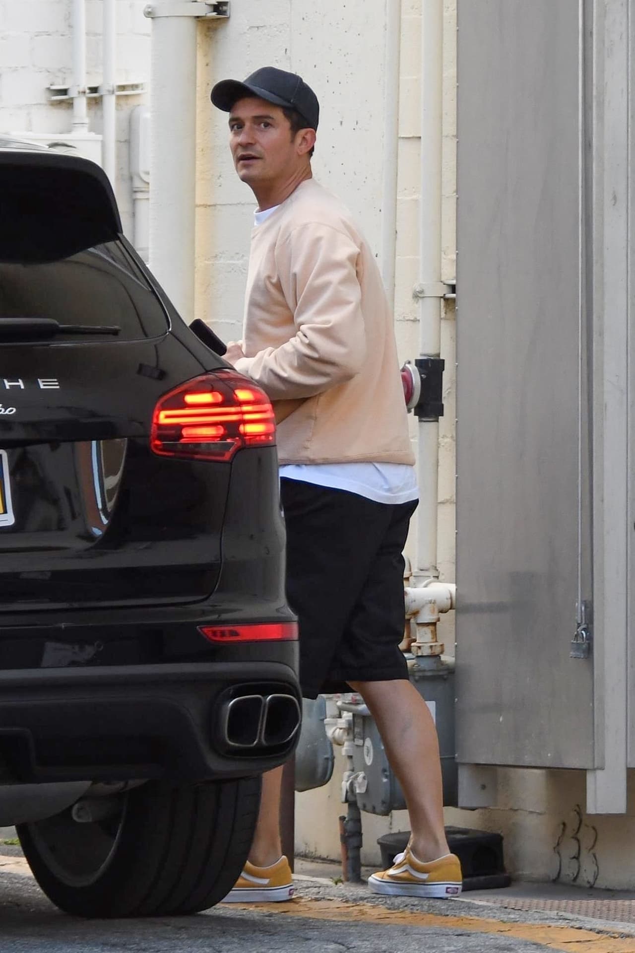 El actor, de 42 años, prefirió utilizar una sudadera de tono pálido, shorts negros, tenis color mostaza y complementó su atuendo también con una gorra.
