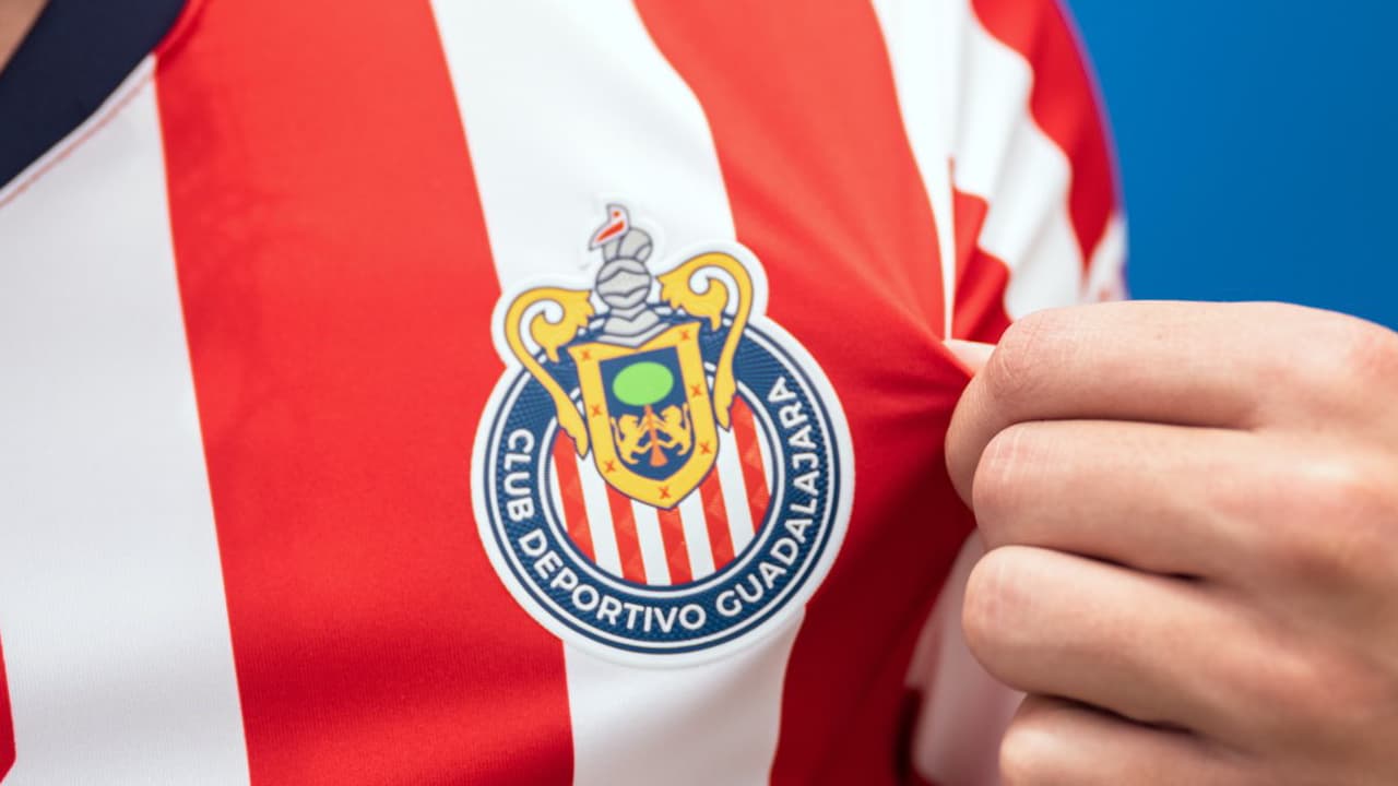 Chivas presenta su nueva playera para el Apertura 2024