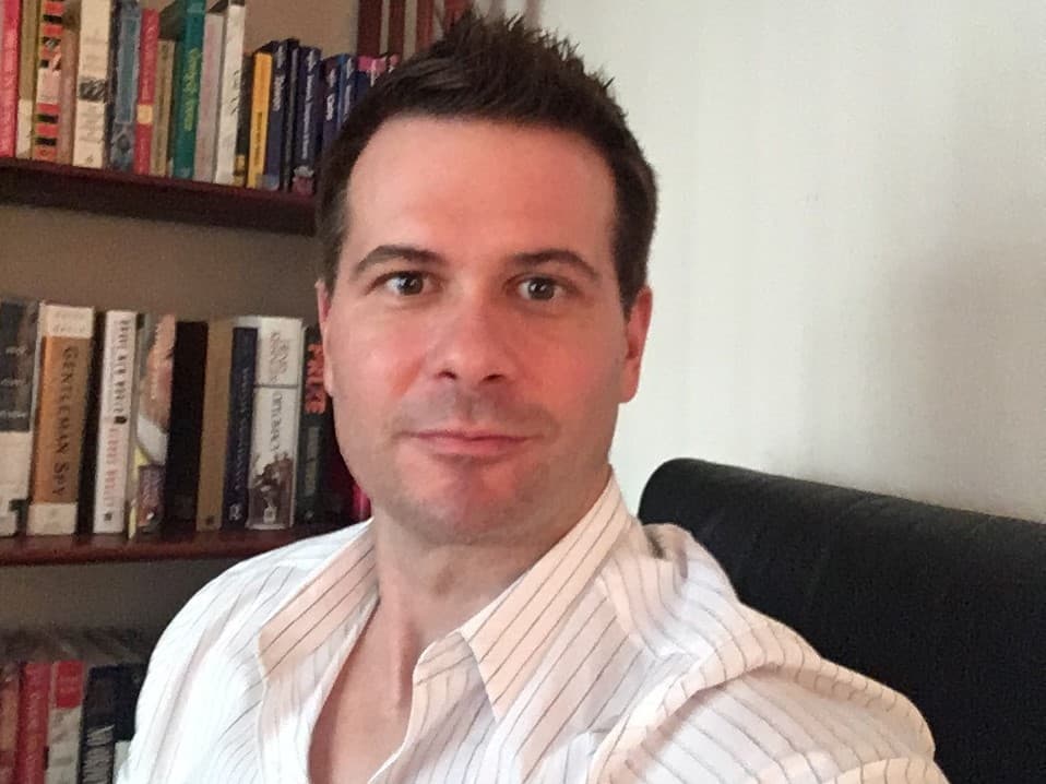 Brian Jeffrey Raymond es acusado de abuso sexual en una corte del Distrito de Columbia.