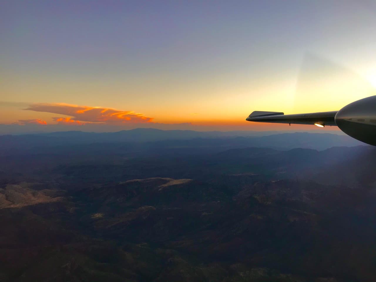 <b><a href="https://inciweb.nwcg.gov/incident/7113/" target="_blank">Incendio Alder</a>: </b>Autoridades indican que el incendio se desató el 4 de septiembre, al norte de San Carlos, Arizona. Hasta este lunes, el incendio ha consumido 6,333 acres de terreno y no se ha podido contener. 
<br>