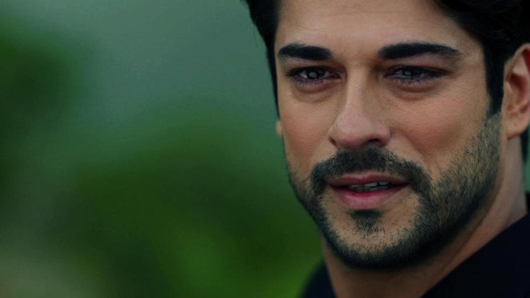 Kemal estaba listo para librar a su amada de la maldad de Emir. Antes de hacerlo, le pidió escuchar por última vez su voz.