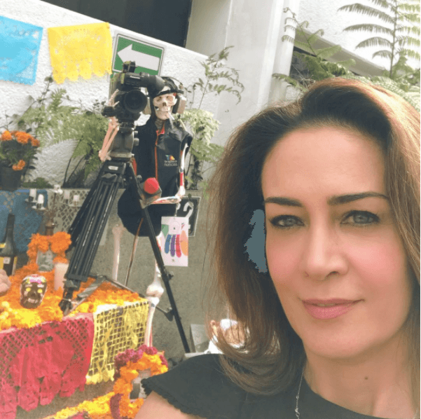La actriz mexicana Anette Michel mostró el altar que hicieron en la televisora que trabaja en la Ciudad de México, donde rinden tributo a los camarógrafos y gente de staff que ya no está en este mundo terrenal.