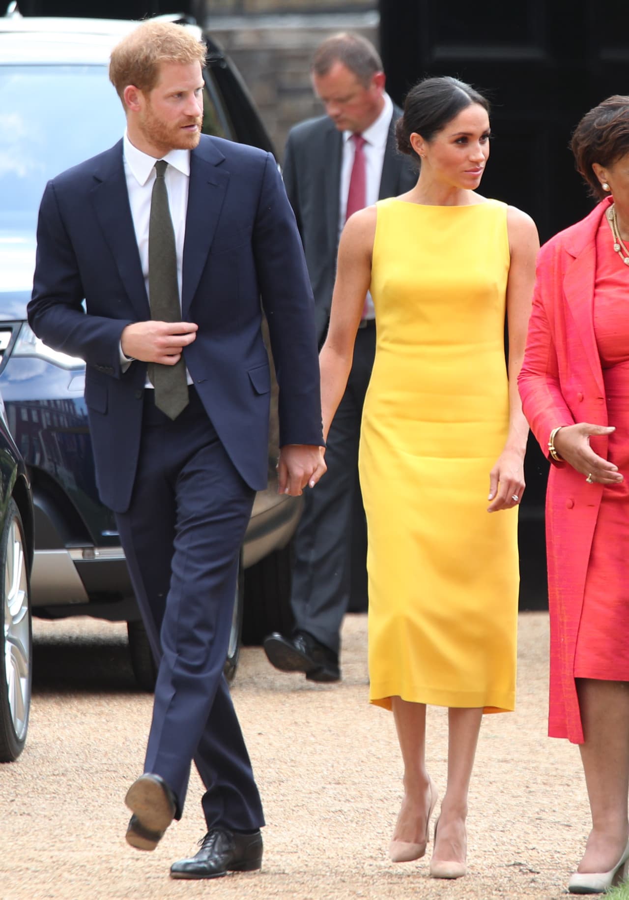 Sin embargo, el pasado 5 de julio, durante la recepción juvenil de la Commonwealth, donde
<b><a href="https://www.univision.com/entretenimiento/realeza/al-fin-meghan-markle-se-arriesga-con-un-vestido-amarillo-y-sus-fans-celebran-la-eleccion-fotos">Meghan deslumbró con este vestido amarillo brillante</a></b>, los esposos volvieron a aparecer tomados de la mano, lo que hace pensar que el hecho sólo será evitado en eventos en presencia de la reina Isabel.