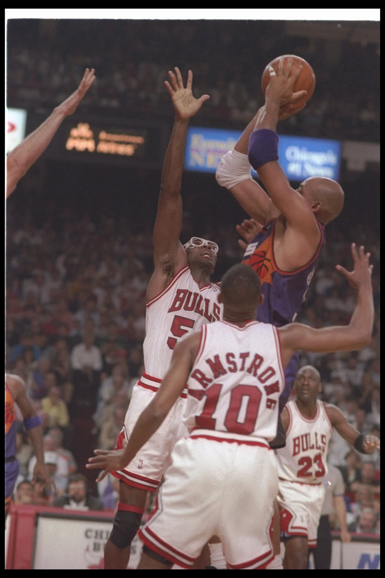 18 de junio de 1993: El delantero Charles Barkley de los Phoenix Suns sube por dos durante un partido contra los Chicago Bulls en el United Center de Chicago, Illinois. Los Suns ganaron el juego, 108-98.