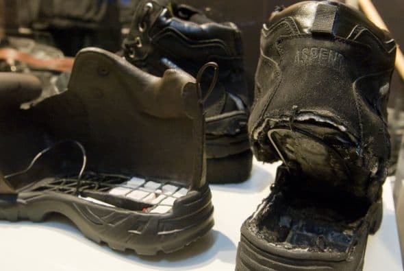Dentro de una de las vitrinas se pueden observar los "zapatos-bomba" que el terrorista de Al Qaeda Richard Reid, llevaba puestos en su intento de atentado en diciembre de 2001, cuando viajaba en un vuelo desde París, con destino Miami.