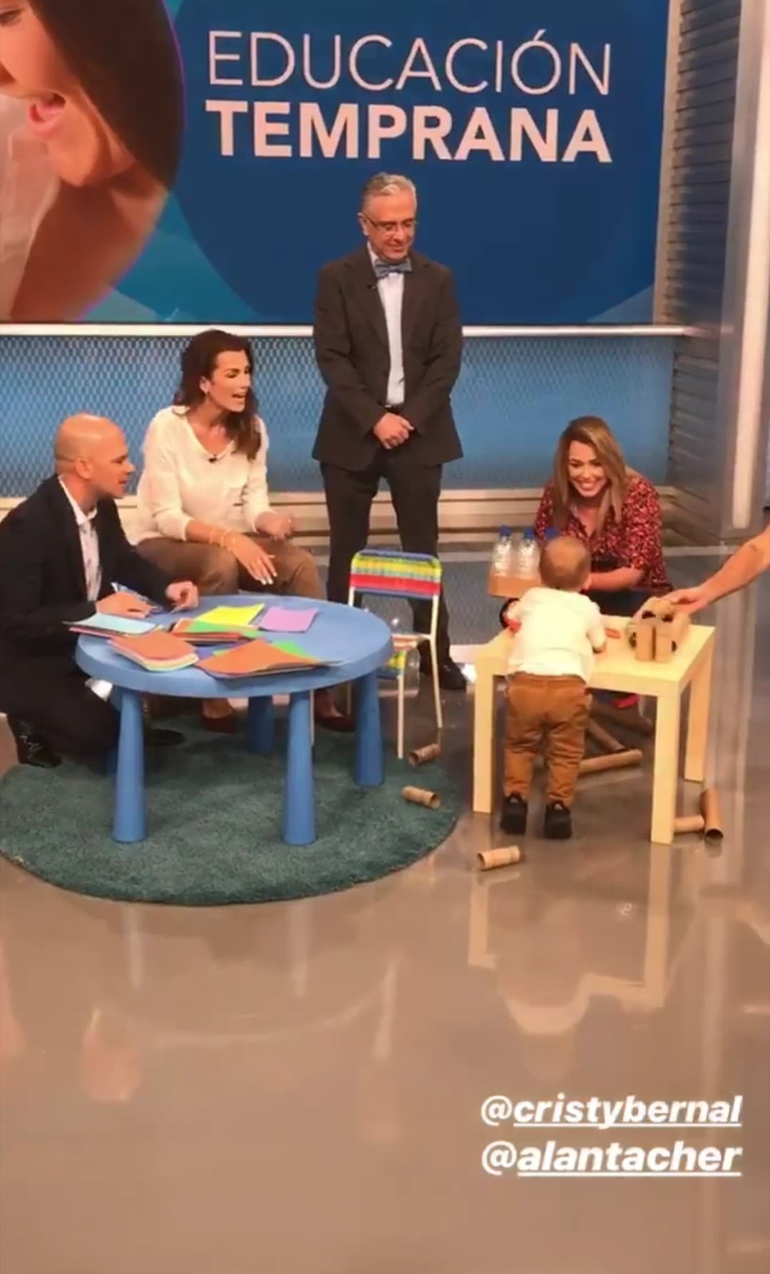 Liam, el menor de los hijos de Alan Tacher, se divirtió en el programa, lo vimos gateando y tocando todo objeto que estuviera a su alcance. Cristy Bernal lo definió como un niño con mucha energía, al igual que su padre. Señaló que el bebé de un año disfruta hacer sonidos usando objetos comunes.
<br>