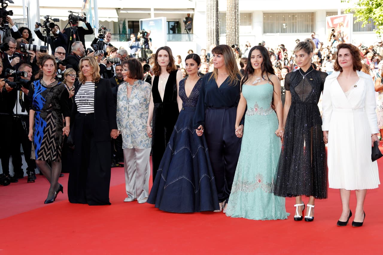 Con un simbólico acto en la alfombra roja, 82 mujeres, entre las que estaban las actrices Salma Hayek, Marion Cotillard y Cate Blanchet y las directoras Patty Jenkins y Agnes Varda desfilaron agarradas de la mano y en grupos para llamar la atención sobre el escaso número de directoras que se han llevado la Palma de Oro a la mejor película, el máximo galardón del festival, en sus 71 ediciones.