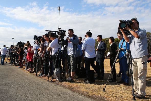Las autoridades australianas indicaron que la búsqueda con radares del avión malasio desaparecido el pasado 8 de marzo con 239 personas a bordo ha sido infructuosa y replantearon una "estrategia visual" para localizar los posibles restos del aparato en el océano Índico. Dos aeronaves con "observadores entrenados" asomados a las ventanillas rastrean una zona de la extensión de la península Ibérica al suroeste de Australia, mientras otras dos se encuentran en camino para peinar la región donde ayer fueron detectados en unas imágenes de satélite dos objetos que podrían pertenecer a la aeronave. Un avión P3 Orion de las Fuerzas Aéreas australianas regresó este viernes a su base después de sobrevolar sin resultados positivos el lugar, señaló Young. Tony Abbott, declaró que harán "todo lo posible" para encontrar y confirmar si los restos pertenecen al vuelo MH370. "Ahora mismo podrían ser unos contenedores que han caído de un barco, nosotros no sabemos", advirtió Abbott.