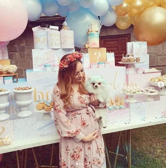 Sherlyn recurrió a una inseminación artificial, que se realizó en Nueva York, para poder quedar tener a su primer hijo. "Se acomodó todo, a pesar de tener una agenda muy apretada, [...] para que no fuera un proceso complicado", dijo para la Revista ¡Hola!.