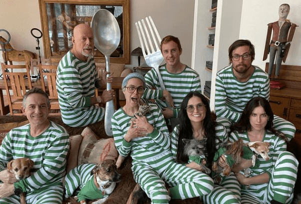 People específica que las instantáneas podrían haber sido tomadas a principios de este mes, cuando la familia mezclada se reunió para celebrar las fiestas. 
<br>