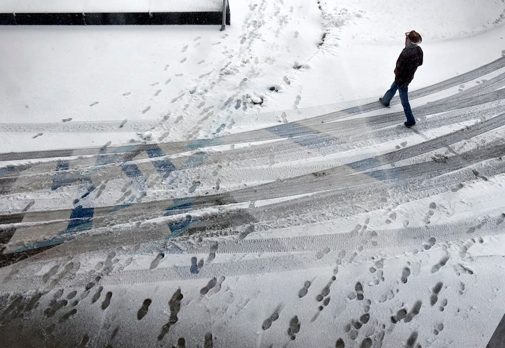 Minnesota fue uno de los estados en recibir la nieve la semana pasada. En la imagen, un hombre camina frente a la entrada de una biblioteca pública en St. Cloud, en este estado.