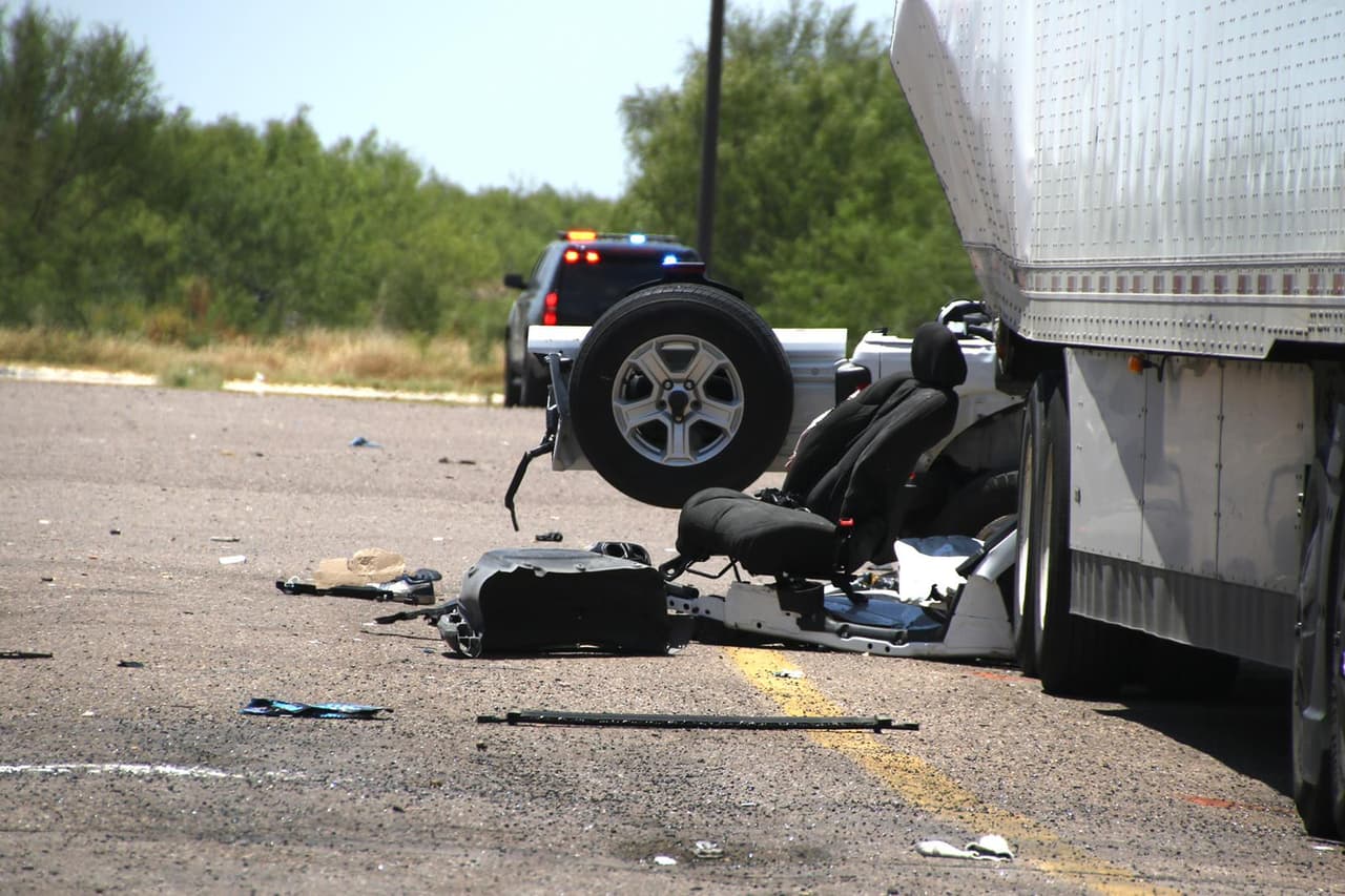 Los inmigrantes viajaban en el Jeep color blanco.
<br>
<br>Abbott indicó que planea colocar
<b><a href="https://www.univision.com/local/austin-kakw/texas-puntos-revision-camiones-autopistas-muertes-inmigrantes-san-antonio" target="_blank">puntos de revisión en las autopistas del estado,</a></b> aunque no especificó los lugares que son parte de esta estrategia.