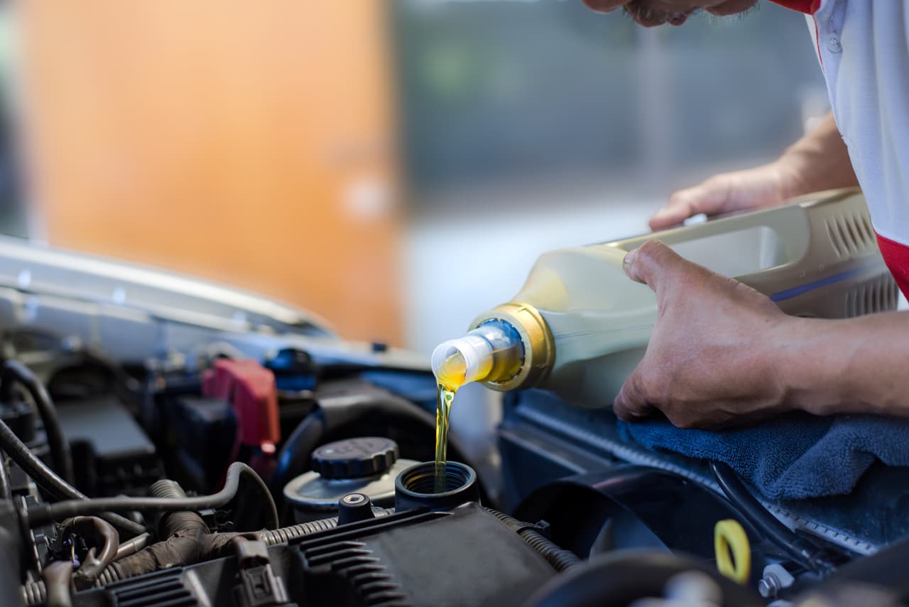 <h3 class="cms-H3-H3"><b>Fluidos</b></h3>
<br>
<br>En temperaturas bajas, los fluidos de tu carro (aceite, anticongelante, fluido de la transmisión, etc.) aumentan en viscosidad o espesor, resultando en menor libertad de movimiento para el fluido. Para minimizar este efecto, se recomiendo encender el vehículo 10-15 minutos antes de conducirlo.