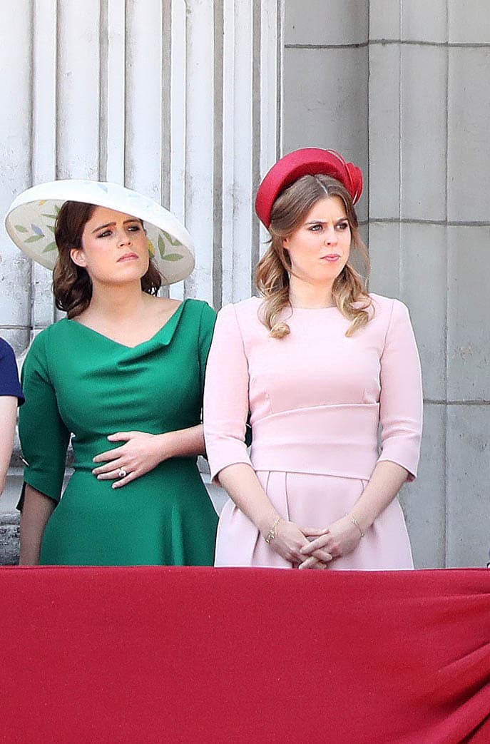 La princesa Eugenie contará con 
<b><a href="https://www.univision.com/entretenimiento/ella-es-beatrice-de-york-la-nieta-de-la-reina-isabel-ii-que-todavia-sigue-soltera-fotos">su hermana mayor, Beatrice, </a></b>como dama de honor. Y Tom Brookbank, hermano del novio, será padrino.