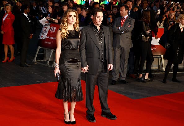 Un episodio espeluznante de violencia que Amber Heard relata, sucedió 
<a href="https://www.univision.com/entretenimiento/disparejas/johnny-depp-abuso-de-amber-heard-desde-2014-video">durante un viaje</a> en avión de Boston rumbo a Los Ángeles, en mayo de 2014.