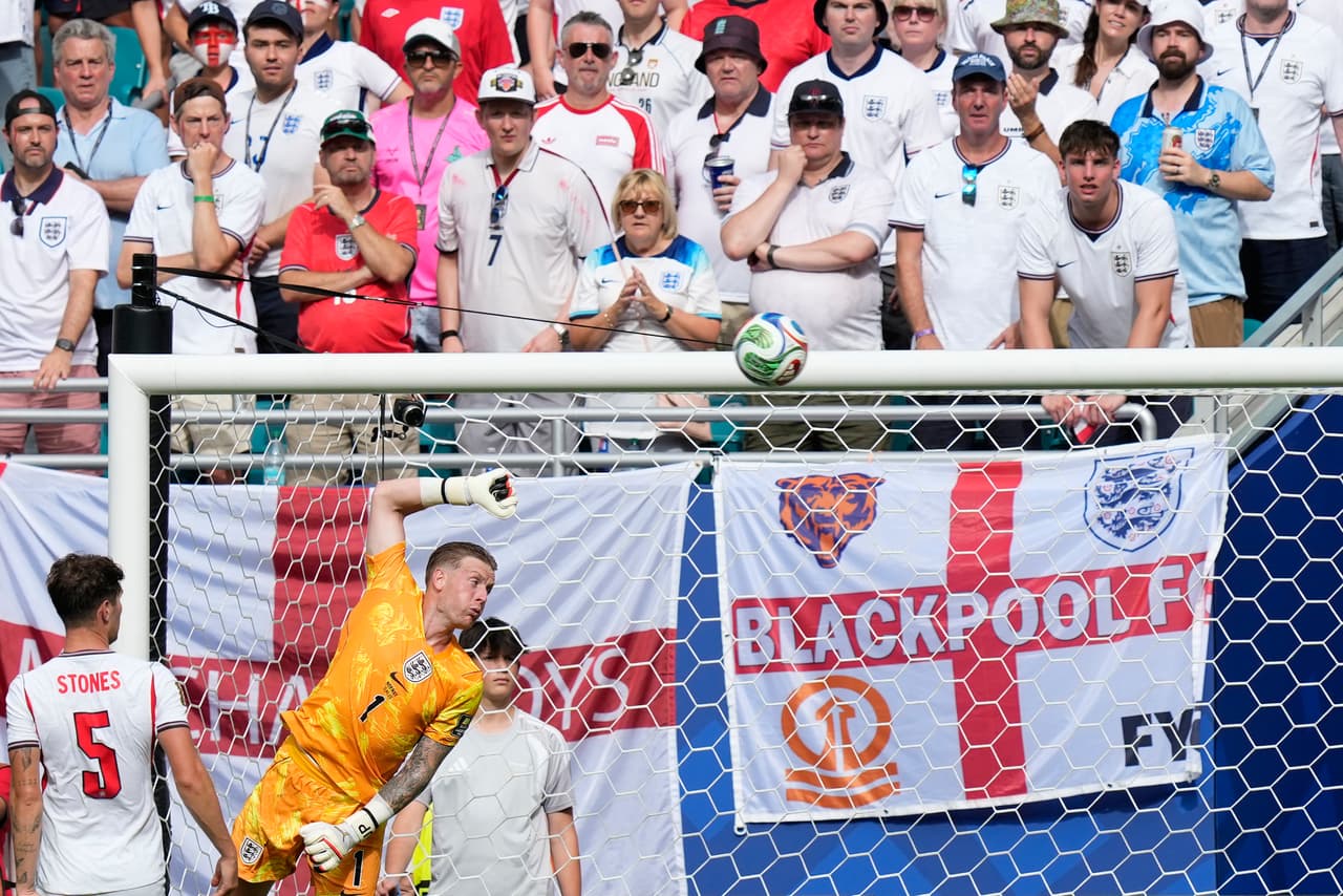 El portero inglés Jordan Pickford no logra detener el primer gol de Andreas Schjelderup de Noruega durante el partido de cuartos de final de la Copa Mundial de Fútbol entre Noruega e Inglaterra en Miami Gardens, Florida, el sábado 11 de julio de 2026.