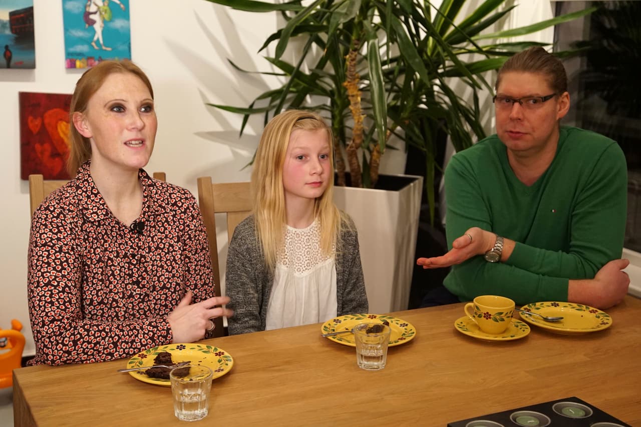 No se sabe por qué algunos niños se identifican con otro género. Los padres suelen sentirse abrumados o culpables, sin embargo, no hay evidencia de que la crianza sea la causa. Existen programas de apoyo para ayudarlos. El 
<a href="http://familyproject.sfsu.edu/">Family Acceptance Project </a>es uno de ellos.