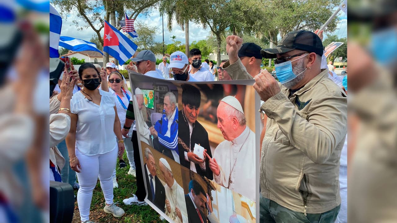 Cubanos protestan frente a la Arquidiócesis de Miami pidiendo una explicación por negarles la entrada al Vaticano